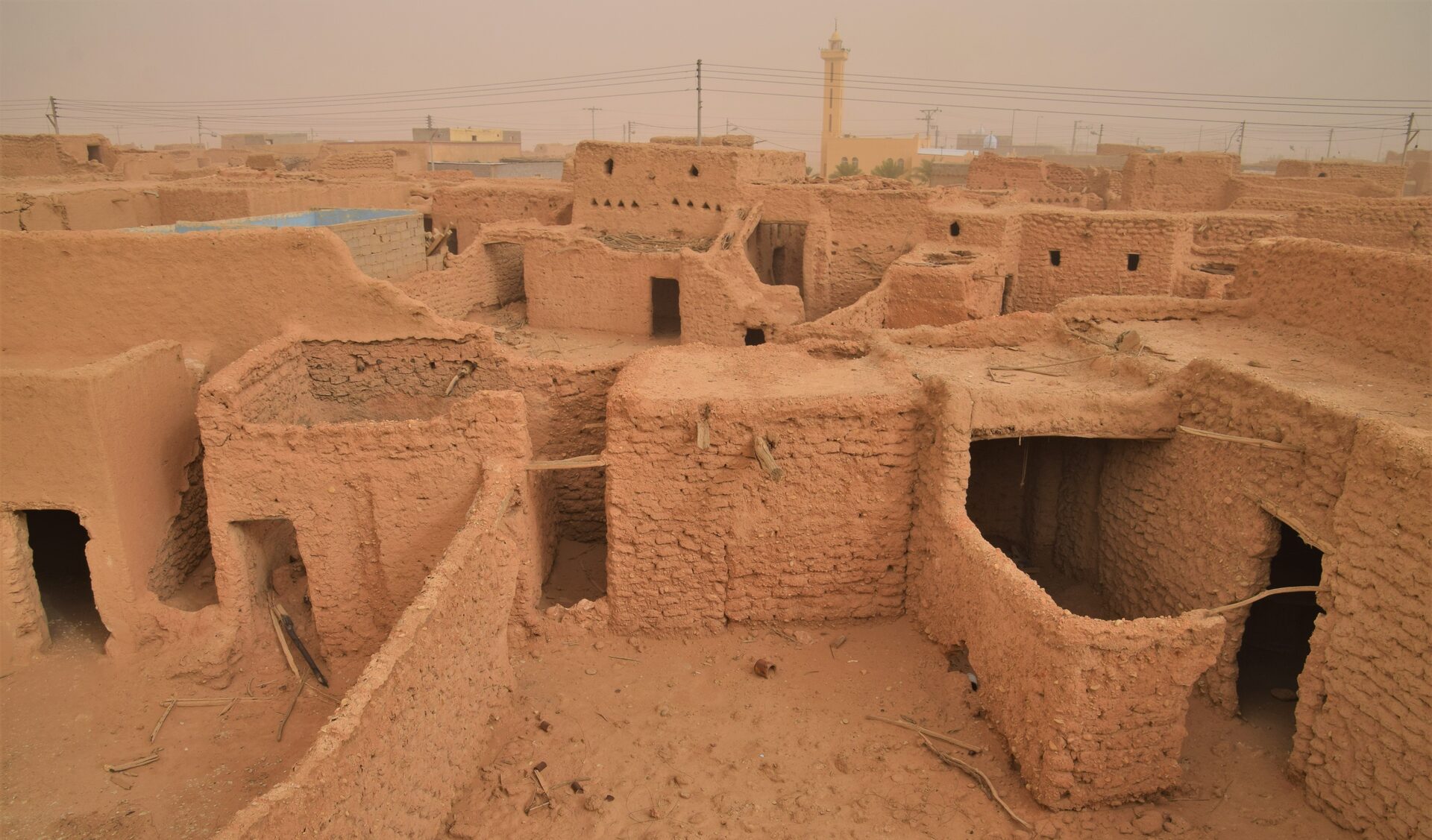 السيح الجنوبي — نخيل ليلى وبيوتها الطينية